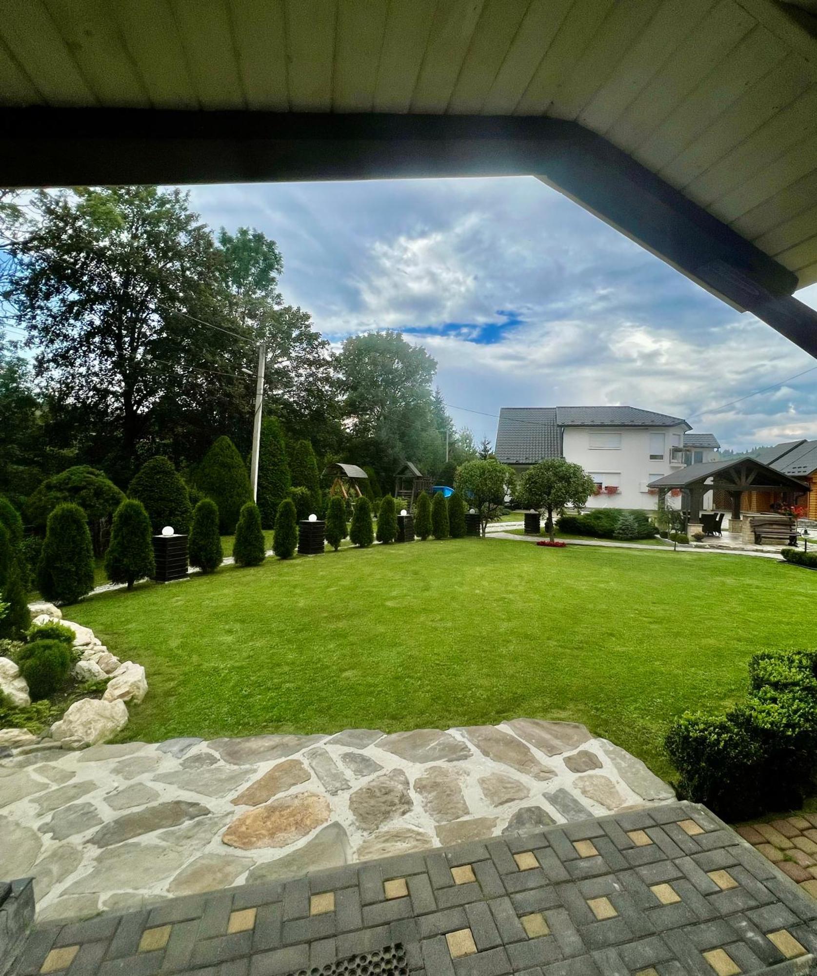 Hotel Arnica Yasinia Esterno foto
